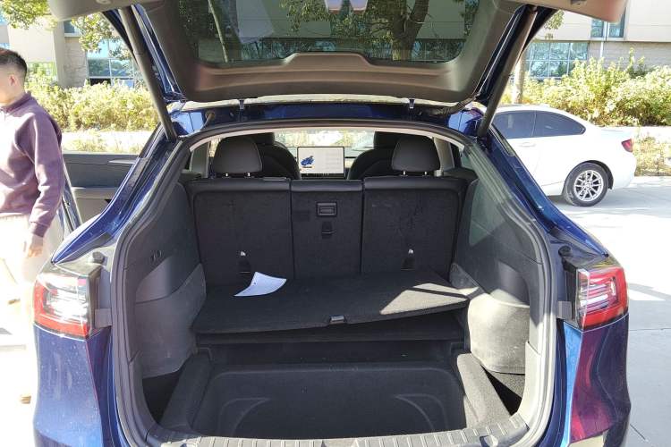 Used Tesla Model Y 2022 Long-Range All-Wheel-Drive Version Trunk