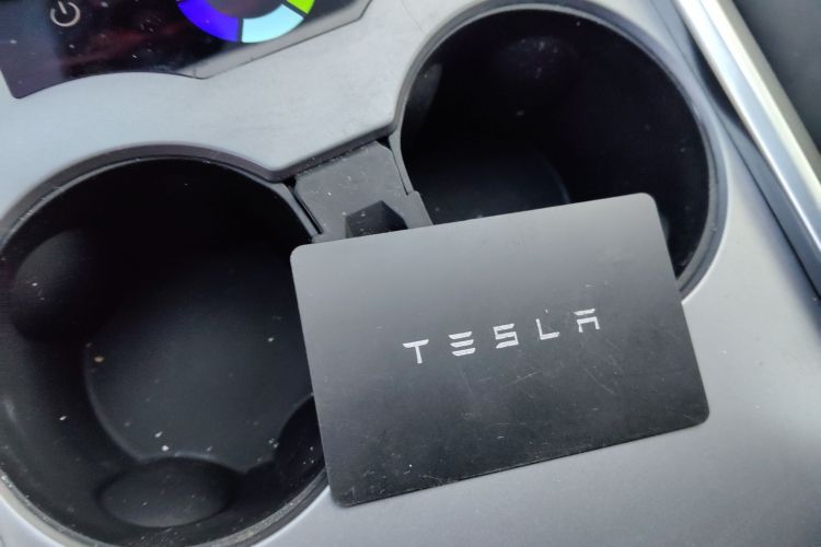 Used Tesla Model Y 2022 Long-Range All-Wheel-Drive Version Vehicle Key