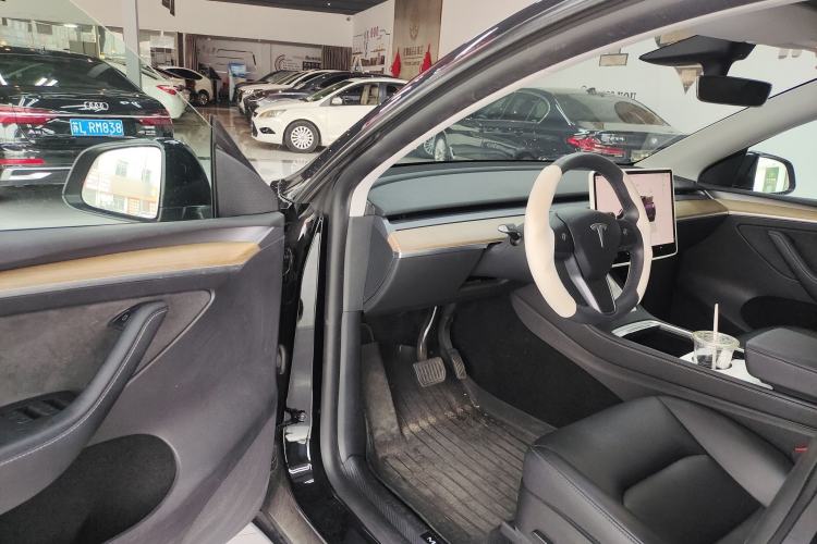 Used Tesla Model Y 2022 Rear-Wheel-Drive Version Interior 3