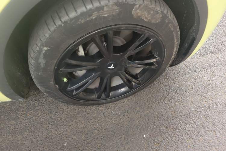 Used Tesla Model Y 2022 Long-Range All-Wheel-Drive Version Right Front Wheel Hub