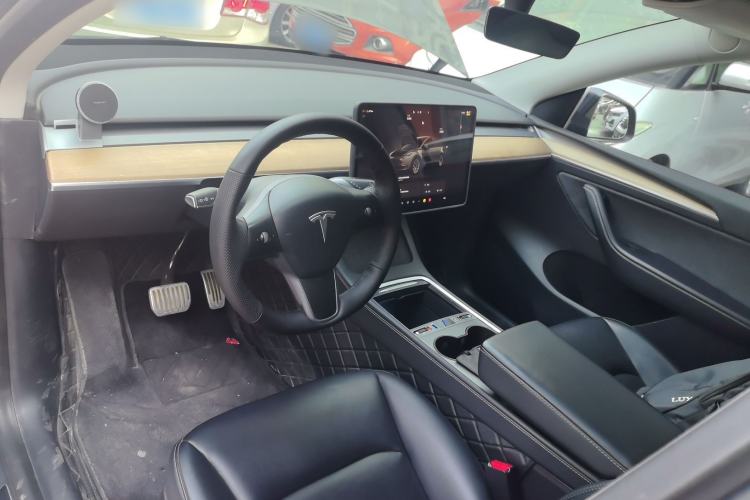 Used Tesla Model Y 2022 Long-Range All-Wheel-Drive Version Center Console