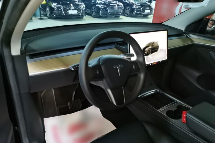 Used Tesla Model Y 2022 Rear-Wheel-Drive Version Center Console