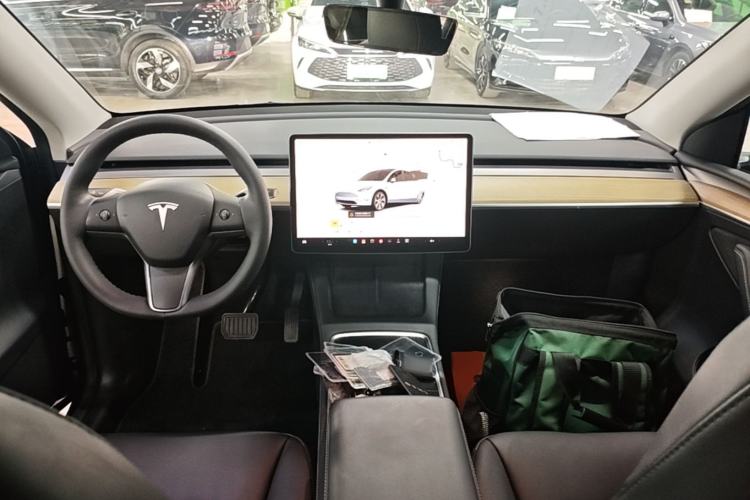 Used Tesla Model Y 2022 Long-Range All-Wheel-Drive Version Center Console