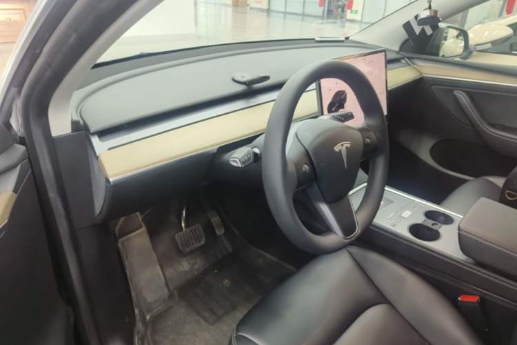 Used Tesla Model Y 2022 Long-Range All-Wheel-Drive Version Center Console