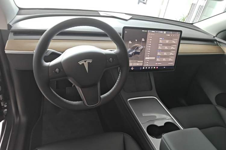 Used Tesla Model Y 2022 Long-Range All-Wheel-Drive Version Center Console