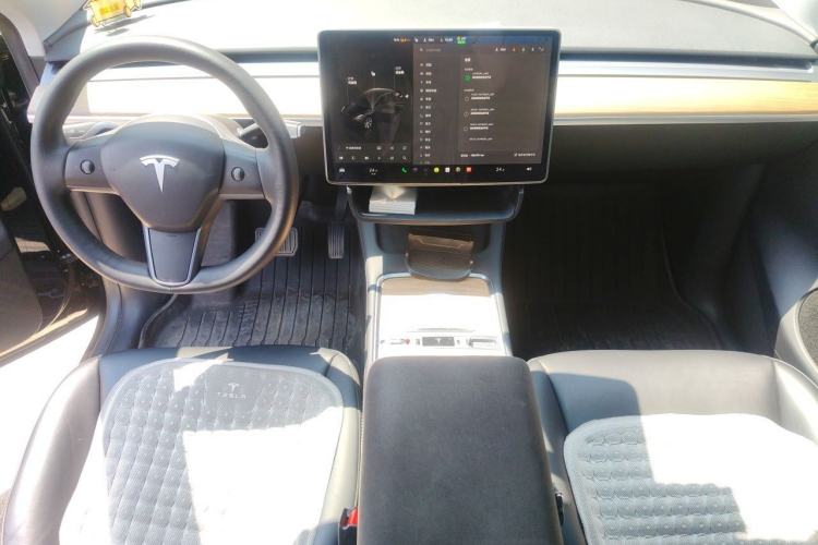 Used Tesla Model Y 2022 Long-Range All-Wheel-Drive Version Center Console