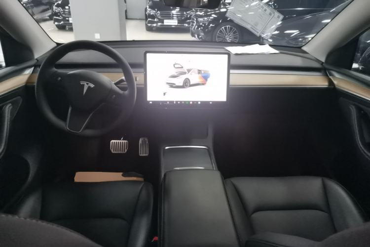 Used Tesla Model Y 2022 Long-Range All-Wheel-Drive Version Center Console