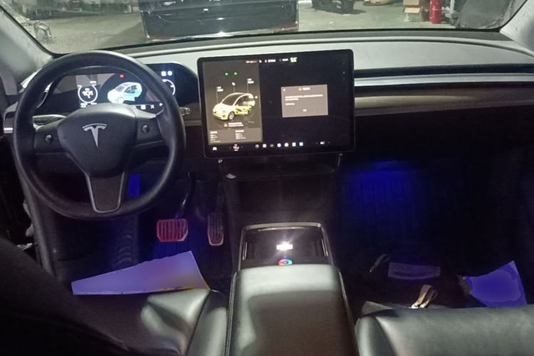 Used Tesla Model Y 2022 Long-Range All-Wheel-Drive Version Center Console