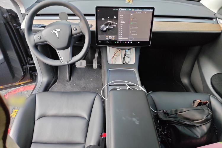 Used Tesla Model Y 2022 Long-Range All-Wheel-Drive Version Center Console
