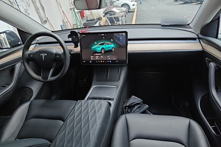 Used Tesla Model Y 2022 Long-Range All-Wheel-Drive Version Center Console