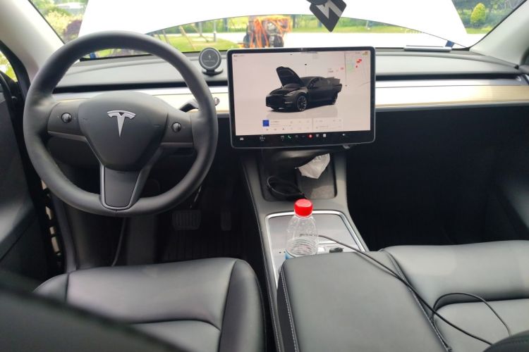 Used Tesla Model Y 2022 Long-Range All-Wheel-Drive Version Center Console