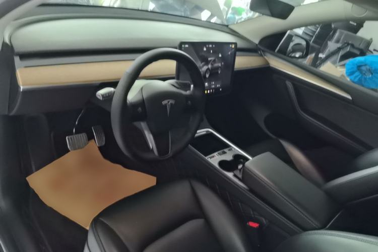 Used Tesla Model Y 2022 Long-Range All-Wheel-Drive Version Center Console