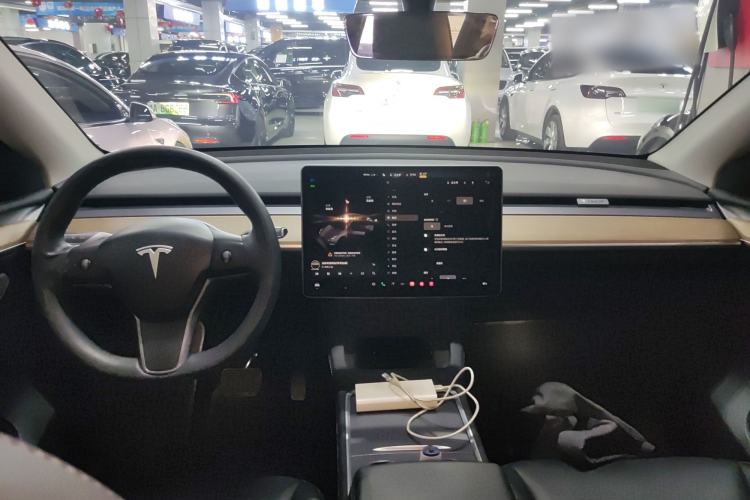 Used Tesla Model Y 2022 Long-Range All-Wheel-Drive Version Center Console