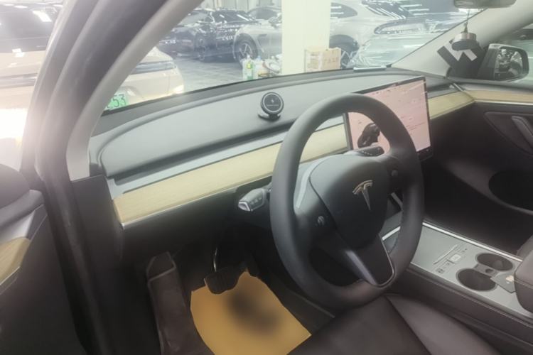 Used Tesla Model Y 2022 Long-Range All-Wheel-Drive Version Center Console