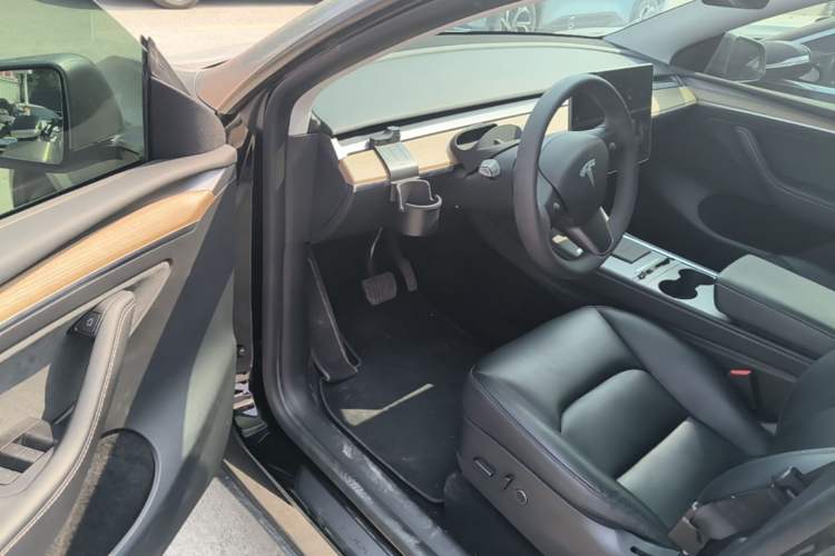 Used Tesla Model Y 2022 Long-Range All-Wheel-Drive Version Driver Seat