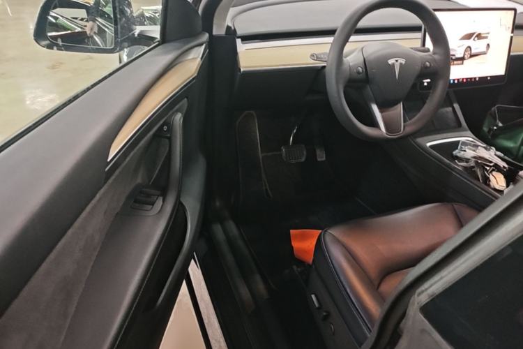 Used Tesla Model Y 2022 Long-Range All-Wheel-Drive Version Driver Seat
