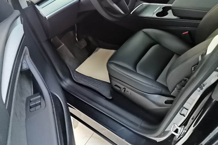 Used Tesla Model Y 2022 Long-Range All-Wheel-Drive Version Driver Seat