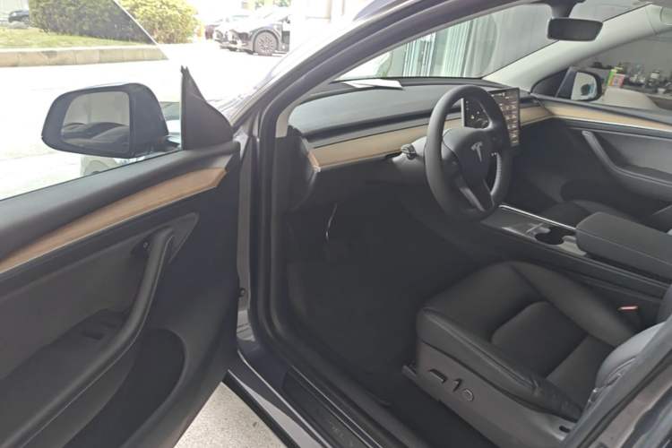 Used Tesla Model Y 2022 Long-Range All-Wheel-Drive Version Driver Seat