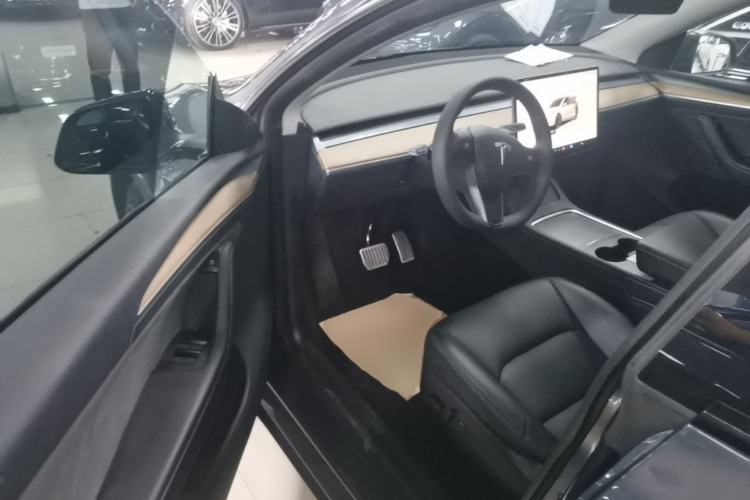 Used Tesla Model Y 2022 Long-Range All-Wheel-Drive Version Driver Seat