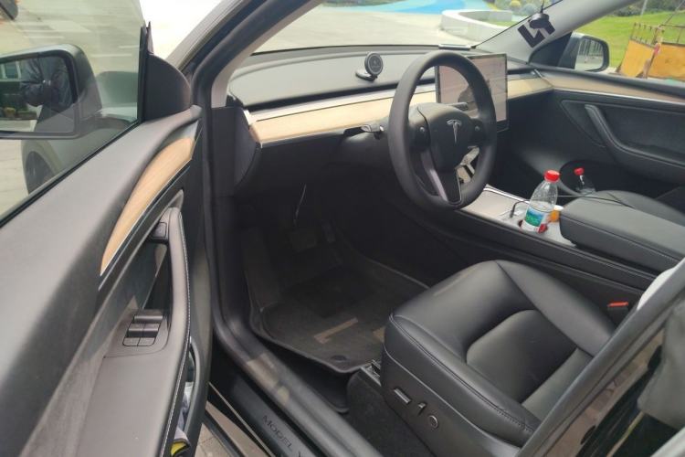 Used Tesla Model Y 2022 Long-Range All-Wheel-Drive Version Driver Seat