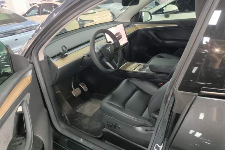 Used Tesla Model Y 2022 Long-Range All-Wheel-Drive Version Driver Seat