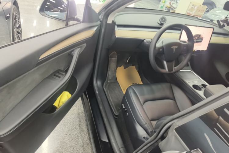 Used Tesla Model Y 2022 Long-Range All-Wheel-Drive Version Driver Seat