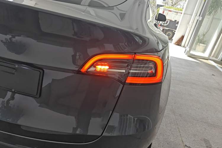 Used Tesla Model Y 2022 Long-Range All-Wheel-Drive Version Exterior 3
