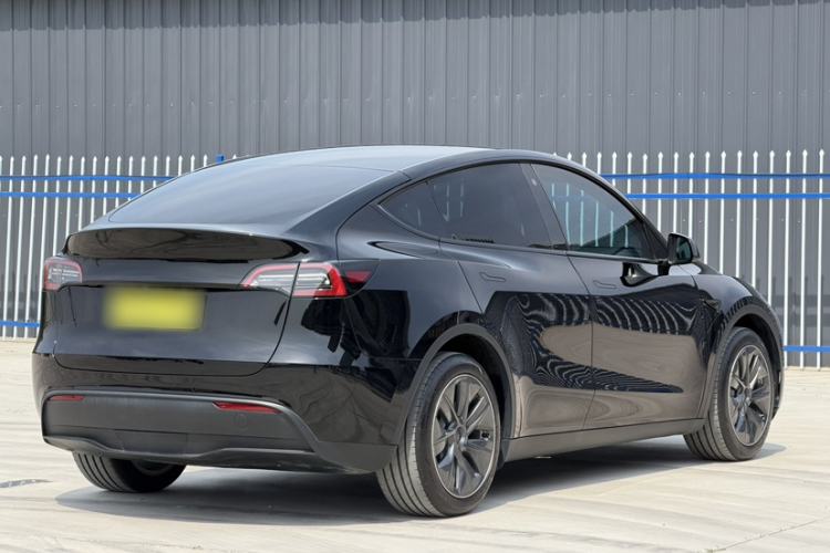 Used Tesla Model Y 2022 Long-Range All-Wheel-Drive Version Exterior 3