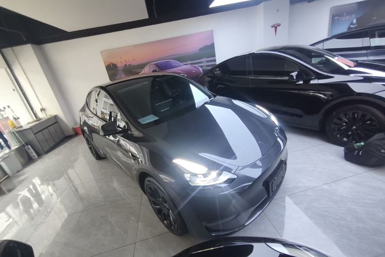 Used Tesla Model Y 2022 Long-Range All-Wheel-Drive Version Front Right 45 Deg