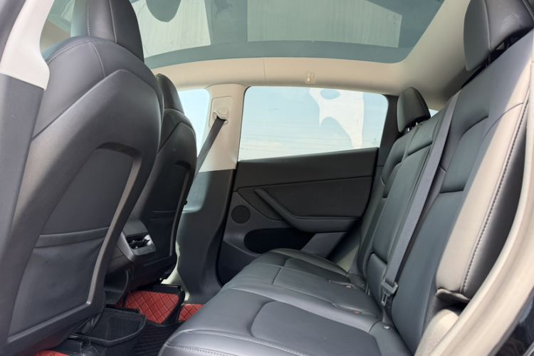 Used Tesla Model Y 2022 Long-Range All-Wheel-Drive Version Interior 1