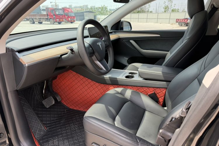 Used Tesla Model Y 2022 Long-Range All-Wheel-Drive Version Interior 11