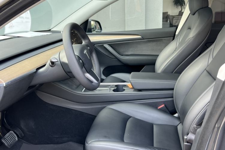 Used Tesla Model Y 2022 Long-Range All-Wheel-Drive Version Interior 2