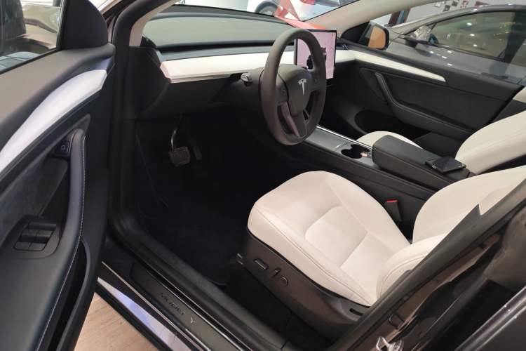 Used Tesla Model Y 2022 Rear-Wheel-Drive Version Interior 3