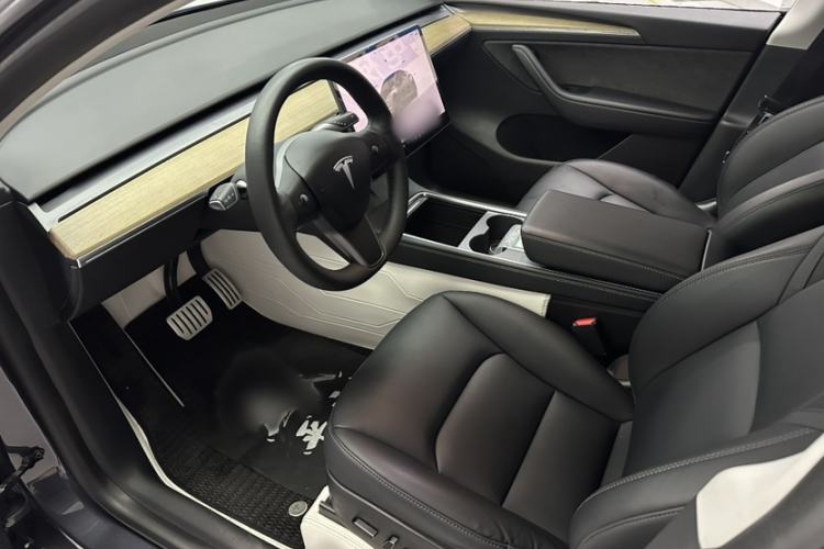 Used Tesla Model Y 2022 Performance High-Performance All-Wheel-Drive Version Interior 3