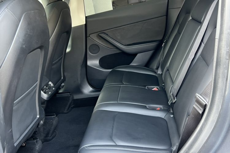 Used Tesla Model Y 2022 Long-Range All-Wheel-Drive Version Interior 3