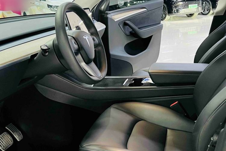 Used Tesla Model Y 2022 Rear-Wheel-Drive Version Interior 4