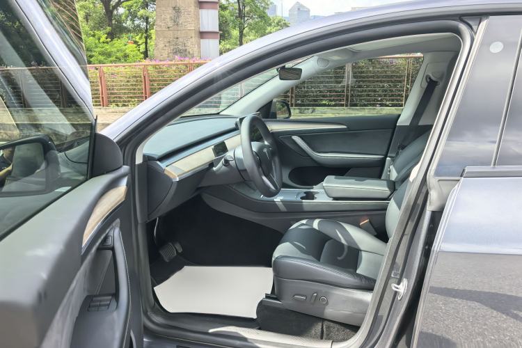 Used Tesla Model Y 2022 Rear-Wheel-Drive Version Interior 4