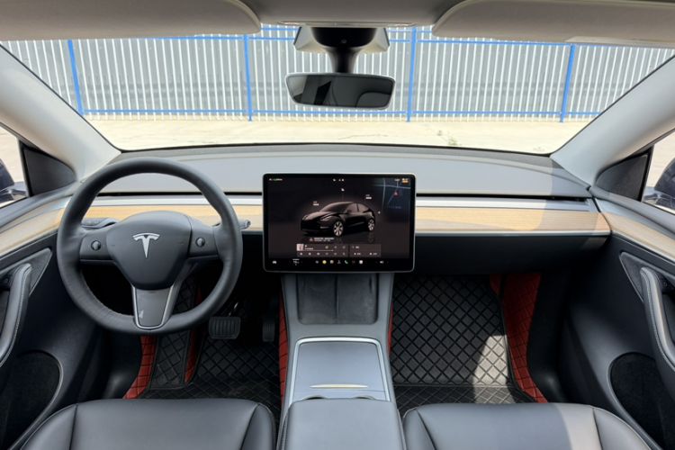 Used Tesla Model Y 2022 Long-Range All-Wheel-Drive Version Interior 4