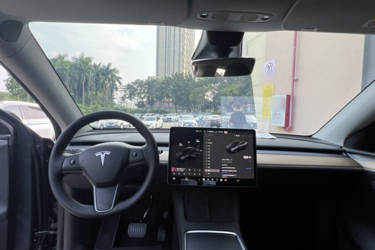 Used Tesla Model Y 2022 Long-Range All-Wheel-Drive Version Interior 5