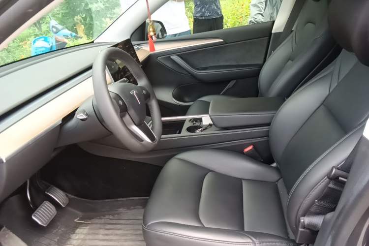 Used Tesla Model Y 2022 Rear-Wheel-Drive Version Left Front Seat