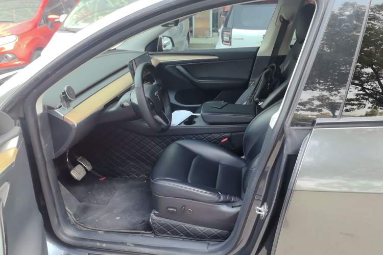 Used Tesla Model Y 2022 Long-Range All-Wheel-Drive Version Left Front Seat