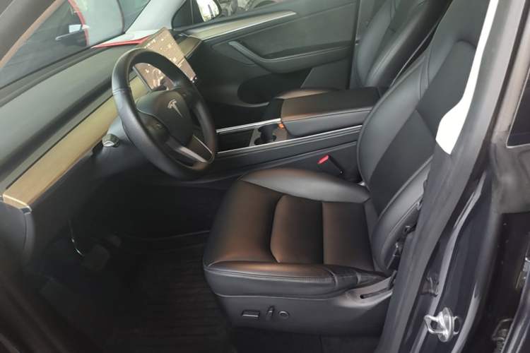 Used Tesla Model Y 2022 Long-Range All-Wheel-Drive Version Left Front Seat