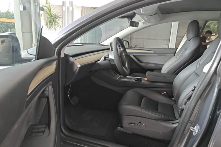 Used Tesla Model Y 2022 Long-Range All-Wheel-Drive Version Left Front Seat