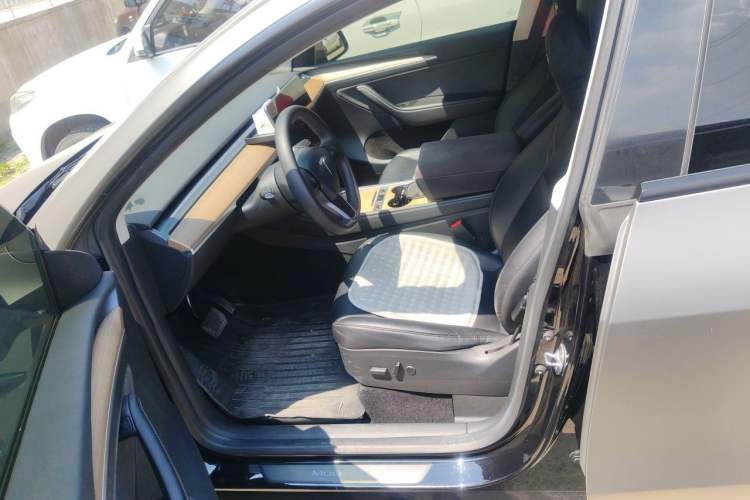 Used Tesla Model Y 2022 Long-Range All-Wheel-Drive Version Left Front Seat