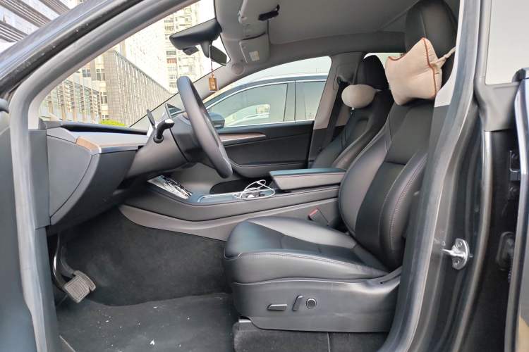 Used Tesla Model Y 2022 Long-Range All-Wheel-Drive Version Left Front Seat