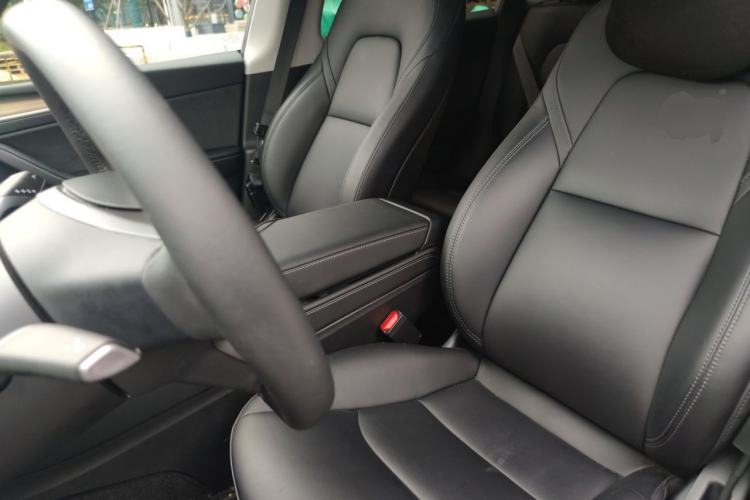 Used Tesla Model Y 2022 Long-Range All-Wheel-Drive Version Left Front Seat
