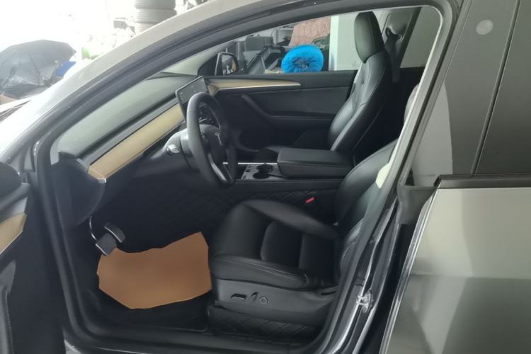 Used Tesla Model Y 2022 Long-Range All-Wheel-Drive Version Left Front Seat