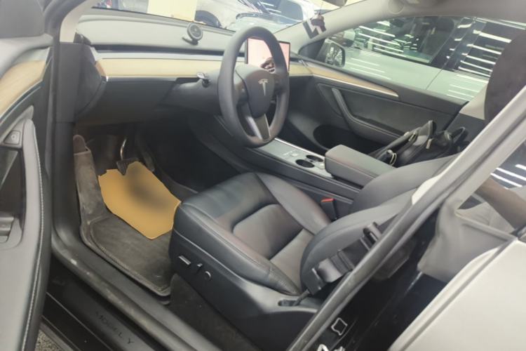 Used Tesla Model Y 2022 Long-Range All-Wheel-Drive Version Left Front Seat