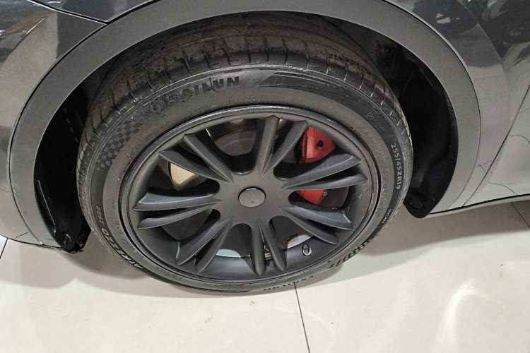 Used Tesla Model Y 2022 Rear-Wheel-Drive Version Left Front Wheel Hub