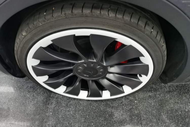 Used Tesla Model Y 2022 Performance High-Performance All-Wheel-Drive Version Left Front Wheel Hub